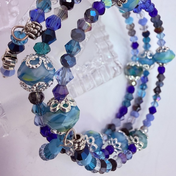 Shades of blue glass and crystal memory wire bracelet - Picture 4 of 5